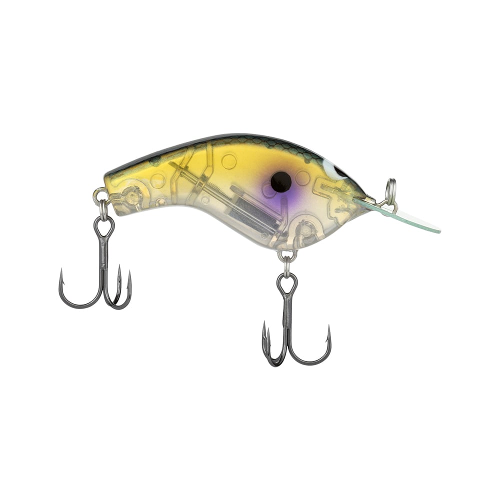 The Shimano Macbeth Flat Crankbait showcases a transparent body that reveals its inner workings and incorporates JET BOOST technology. Its eye-catching gradient from yellow to purple, paired with two sharp treble hooks, features a sleek and curved design ideal for attracting fish.