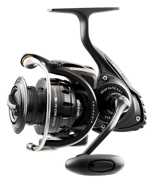 A close-up showcases the sleek Daiwa Saltist Back Bay 3000 STTBB3000LT reel, featuring a 5.6:1 gear ratio, Air Rotor, and Digigear system. Perfect for saltwater fishing, its right-side handle enhances function.